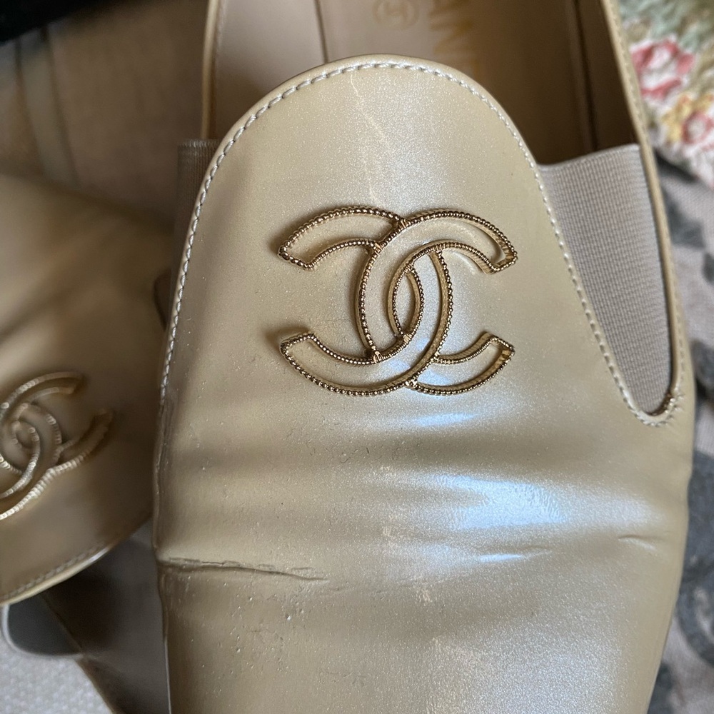 CHANEL Beige Leather CC Logo Slip-On Loafers